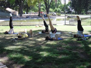Clase de Yoga abierta y gratuita en Parque Centenario.