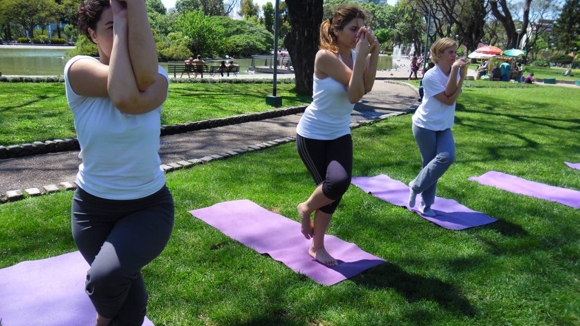 Clase de Yoga abierta y gratuita en  #ParqueCentenario