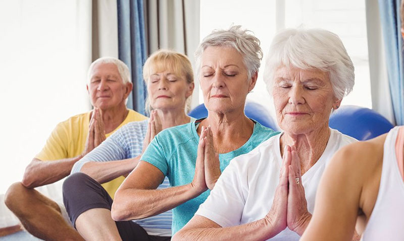 Yogaterapia para adultos mayores